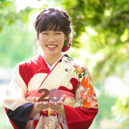 この写真は、出張撮影(家族写真(キッズ,ベビーフォト))のアルバム「成人式前撮り・後撮り」にある写真の1枚で、家族写真(キッズ,ベビーフォト)などが写っています。<br>「成人式前撮り・後撮り」では他にも:albumPhotoCount枚の家族写真を見ることができます。撮影者はゾクです。カメラマンのプロフィールページで、家族写真(キッズ,ベビーフォト)撮影の口コミやおすすめコメントを見ることができます。