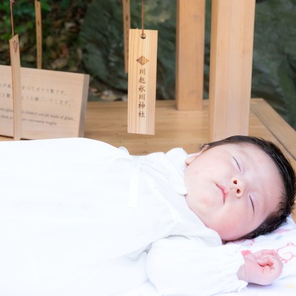 この写真は、出張撮影(家族写真(キッズ,ベビーフォト))のアルバム「お宮参り撮影@川越氷川神社」にある写真の1枚で、家族写真(キッズ,ベビーフォト)などが写っています。<br>「お宮参り撮影@川越氷川神社」では他にも:albumPhotoCount枚の家族写真を見ることができます。撮影者は瀧澤 唯です。カメラマンのプロフィールページで、家族写真(キッズ,ベビーフォト)撮影の口コミやおすすめコメントを見ることができます。
