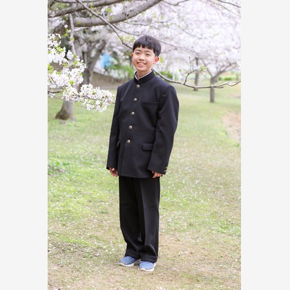 なかがわさとみが出張撮影した「中学校入学の日に桜と撮影」の家族写真