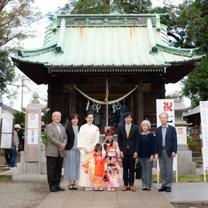 T.Matsumuraが出張撮影したShinohara Hachiman Jinja, 止まった鳥, ストリートファッションなどが写った「七五三＠篠原八幡神社」の家族写真