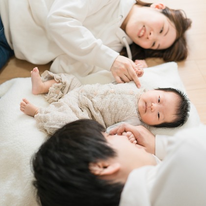 池田廉が出張撮影した赤ちゃん・幼児服, フラッシュ撮影, シャツなどが写った「公園にて」の家族写真