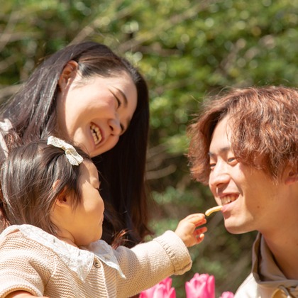 ゆのみふぉとが出張撮影したタンポポ, 分かち合う, ストリートファッションなどが写った「自然な姿や笑顔」の家族写真