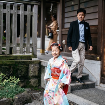 植村由理が出張撮影したストリートファッション, 753, 生物などが写った「七五三　＠神明社　横浜」の家族写真