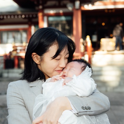 出張撮影くろさわが出張撮影したショール, 唯一, 裸足などが写った「お宮参り」の家族写真