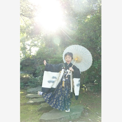 Chihiro Photographyが出張撮影したYasue Hachimangu, 星, 自然の中の人々などが写った「五歳男の子七五三Photo」の家族写真