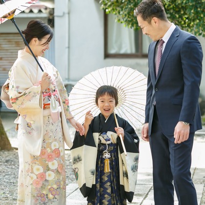 Chihiro Photographyが出張撮影したYasue Hachimangu, 星, 自然の中の人々などが写った「五歳男の子七五三Photo」の家族写真