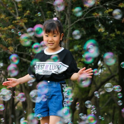 大森光太郎・K-PHOTOが出張撮影した赤ちゃん・幼児服, 分かち合う, フラッシュ撮影などが写った「家族写真撮影」の家族写真