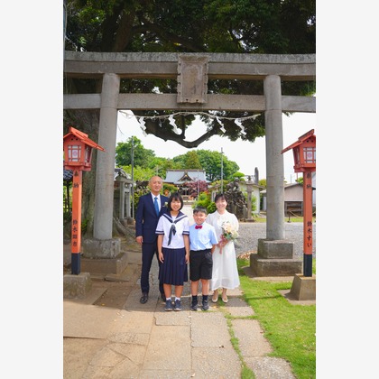 この写真は、出張撮影(家族写真(キッズ,ベビーフォト))のアルバム「家族、七五三」にある写真の1枚で、家族写真(キッズ,ベビーフォト)などが写っています。<br>「家族、七五三」では他にも:albumPhotoCount枚の家族写真を見ることができます。撮影者は中村誠琢です。カメラマンのプロフィールページで、家族写真(キッズ,ベビーフォト)撮影の口コミやおすすめコメントを見ることができます。