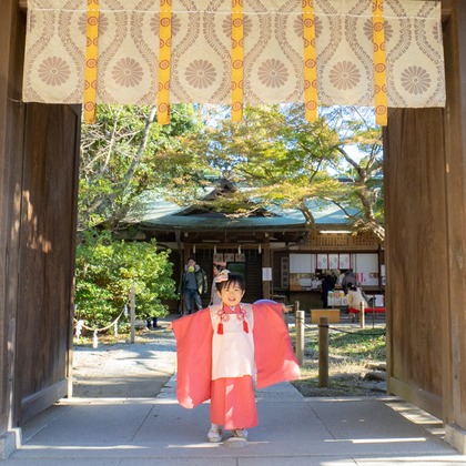 Aya Petite Photographyが出張撮影した芦ノ湖, 黒いもみじ, カエデの葉が写った七五三フォトの写真
