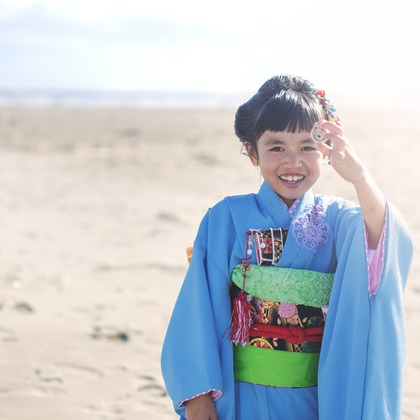 荒畑けいこが出張撮影した友情, 砂, 楽しげが写ったエンゲージメントフォトの写真