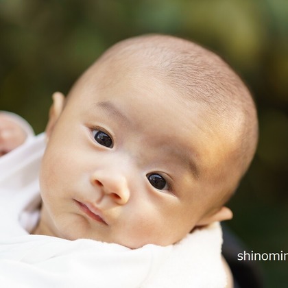 しのみんこフォトが出張撮影したSuzume Shrine, シャツ, ストリートファッションなどが写った「お宮参り」の家族写真