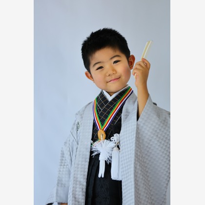 稲蔭一道が出張撮影したフラッシュ撮影, ジェスチャー, 七五三衣装などが写った「七五三撮影」の家族写真