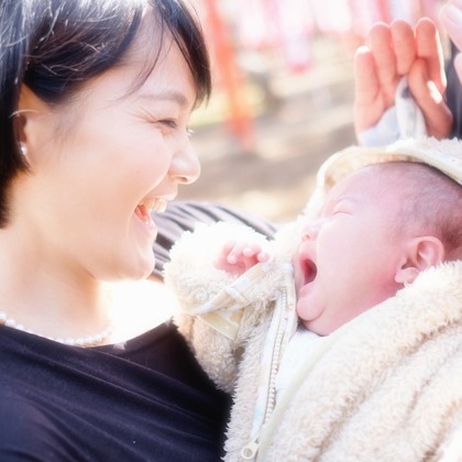 アトリエ　エピカ/清水　一哉が出張撮影したインタラクション, 顔, お宮参りなどが写った「お宮参り」の家族写真