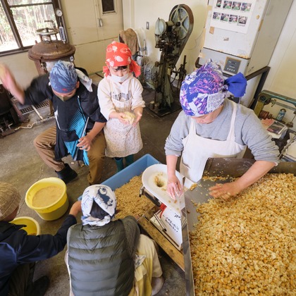 中村將一写真事務所が出張撮影した「味噌作り仕込み」の家族写真