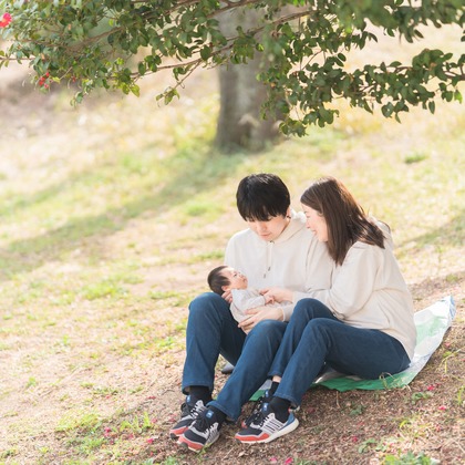 池田廉が出張撮影した赤ちゃん・幼児服, フラッシュ撮影, シャツなどが写った「公園にて」の家族写真