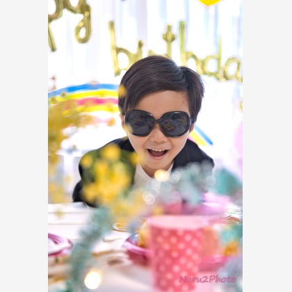 naru2photoが出張撮影したバースデーキャンドル, 分かち合う, シャツなどが写った「お誕生会」の家族写真