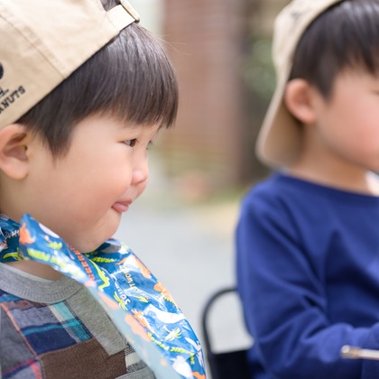 大塚由充が出張撮影した子供たちと遊ぶ, 子供たち, 食べるが写った家族写真の出張撮影の写真