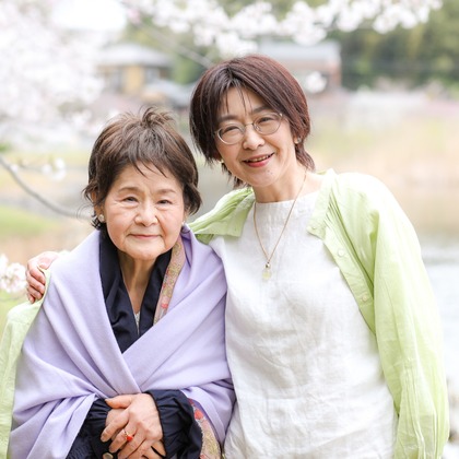 なかがわさとみが出張撮影した「桜と親子で記念撮影」の家族写真