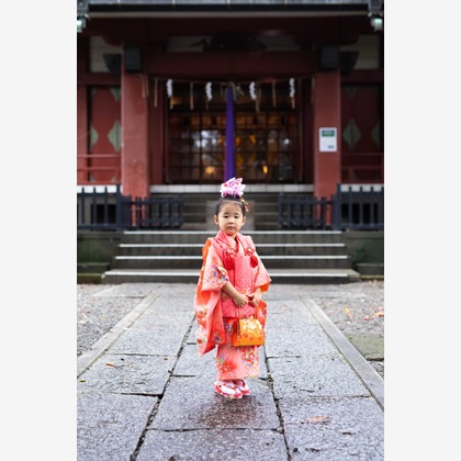 T.Matsumuraが出張撮影したカエデの葉, 振袖, 立っているなどが写った「お宮参り(着物)&七五三＠大森熊野神社」の家族写真