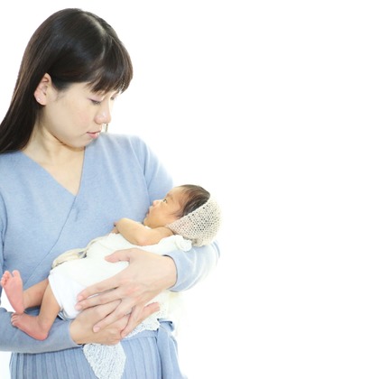 出張撮影HUG TIMEが出張撮影した「ニューボーンフォト＠自宅撮影」の家族写真