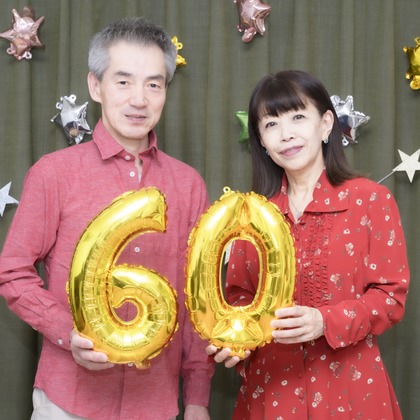 A&Y写真OFFICEが出張撮影した荷物とバッグ, シンボル, バックパックなどが写った「家族写真」の家族写真