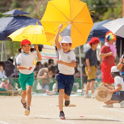 waka photoが出張撮影したビーチの人々, ジェスチャー, ショートパンツなどが写った「運動会」の家族写真
