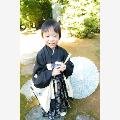 Chihiro Photographyが出張撮影したYasue Hachimangu, 星, 自然の中の人々などが写った「五歳男の子七五三Photo」の家族写真