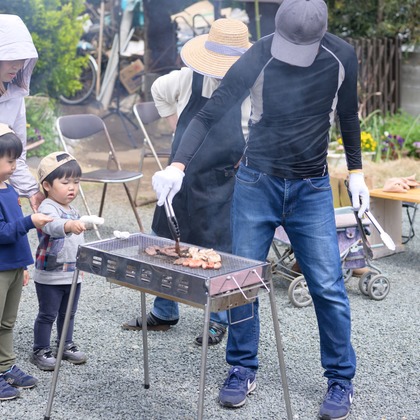 大塚由充が出張撮影した子供たちと遊ぶ, 子供たち, 食べるが写った家族写真の出張撮影の写真