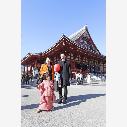 村田わかな広告写真が出張撮影したAsakusa Engei Hall, Asakusa Gyukatsu, 東京都立産業貿易センター台東ビルなどが写った「まりえちゃん七五三」の家族写真