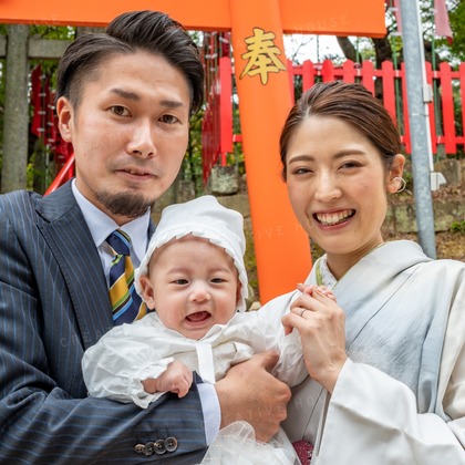 CREATIVE HOUSEが出張撮影したMomijihachimangu, Hakozakigu, ネクタイなどが写った「お宮参り」の家族写真