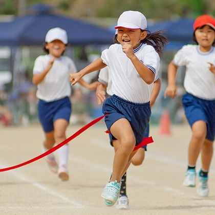 waka photoが出張撮影したビーチの人々, ジェスチャー, ショートパンツなどが写った「運動会」の家族写真