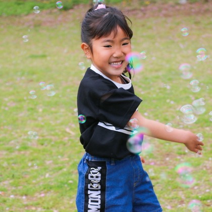 大森光太郎・K-PHOTOが出張撮影した赤ちゃん・幼児服, 分かち合う, フラッシュ撮影などが写った「家族写真撮影」の家族写真