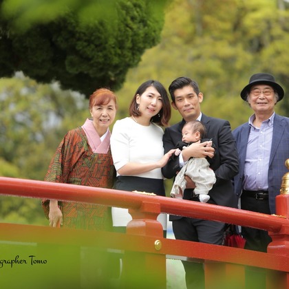 Photographer  Tomoが出張撮影したTsurugaoka Hachiman-Gū, 植物, スナップショットなどが写った「お宮参り」の家族写真