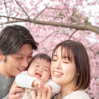ゆのみふぉとが出張撮影した自然の中の人々, 手をつないで, 友情などが写った「桜とお写真」の家族写真