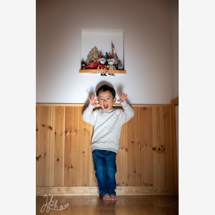 大森光太郎・K-PHOTOが出張撮影した赤ちゃん・幼児服, 分かち合う, フラッシュ撮影などが写った「家族写真撮影」の家族写真