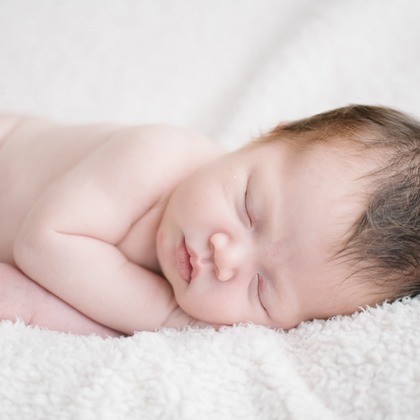 アトリエ　エピカ/清水　一哉が出張撮影したカレンダー, 就寝時間, ニューボーンフォト(新生児写真)などが写った「ニューボーンフォト」の家族写真