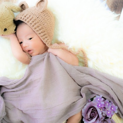 フォトラビが出張撮影した動物性食品, 天然素材, 赤ちゃん・幼児服などが写った「ご自宅でニューボーンフォト」の家族写真