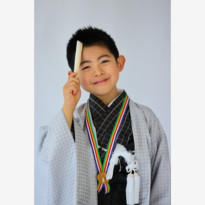 稲蔭一道が出張撮影したフラッシュ撮影, ジェスチャー, 七五三衣装などが写った「七五三撮影」の家族写真