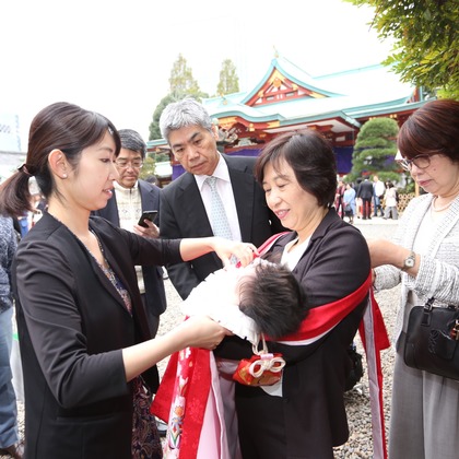 この写真は、出張撮影(家族写真(キッズ,ベビーフォト))のアルバム「日枝神社　お宮参り」にある写真の1枚で、家族写真(キッズ,ベビーフォト)などが写っています。<br>「日枝神社　お宮参り」では他にも:albumPhotoCount枚の家族写真を見ることができます。撮影者はKan Suzuki  photographyです。カメラマンのプロフィールページで、家族写真(キッズ,ベビーフォト)撮影の口コミやおすすめコメントを見ることができます。