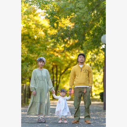 この写真は、出張撮影(家族写真(キッズ,ベビーフォト))のアルバム「ファミリーフォト」にある写真の1枚で、家族写真(キッズ,ベビーフォト)などが写っています。<br>「ファミリーフォト」では他にも:albumPhotoCount枚の家族写真を見ることができます。撮影者は山田由佳です。カメラマンのプロフィールページで、家族写真(キッズ,ベビーフォト)撮影の口コミやおすすめコメントを見ることができます。