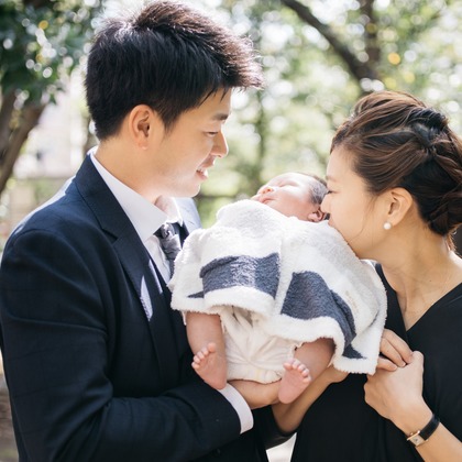 植村由理が出張撮影した肉食動物, 誕生, イヌ科などが写った「お宮参り　＠水天宮」の家族写真