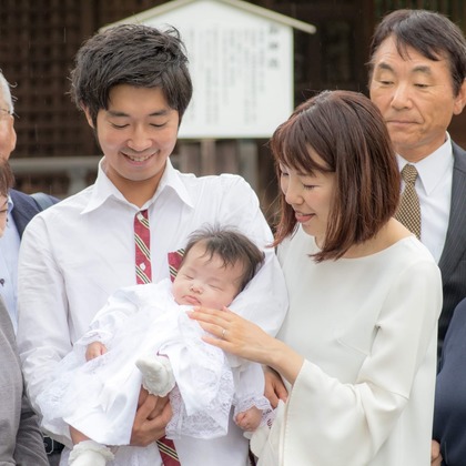 かわもとえつこが出張撮影したベージュ, 家族一緒に写真を撮る, 架空の人物などが写った「ニューボーンフォト」の家族写真