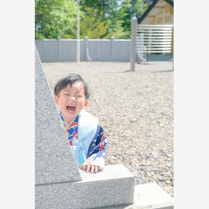 この写真は、出張撮影(家族写真(キッズ,ベビーフォト))のアルバム「記念写真」にある写真の1枚で、家族写真(キッズ,ベビーフォト)などが写っています。<br>「記念写真」では他にも:albumPhotoCount枚の家族写真を見ることができます。撮影者は水曜写真館です。カメラマンのプロフィールページで、家族写真(キッズ,ベビーフォト)撮影の口コミやおすすめコメントを見ることができます。