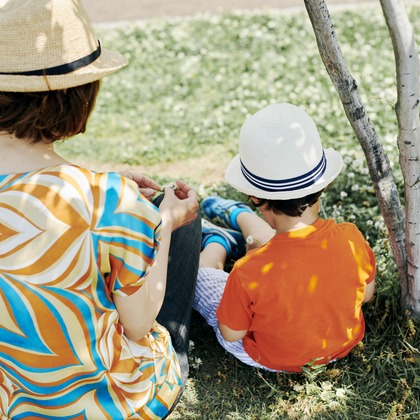 NISHIMURA AKINOBUが出張撮影した自然の中の人々, ヘルメット, 日よけ帽などが写った「家族フォト@二子玉川公園」の家族写真