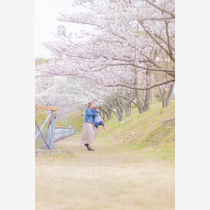 ゆのみふぉとが出張撮影した自然の中の人々, 手をつないで, 友情などが写った「桜とお写真」の家族写真