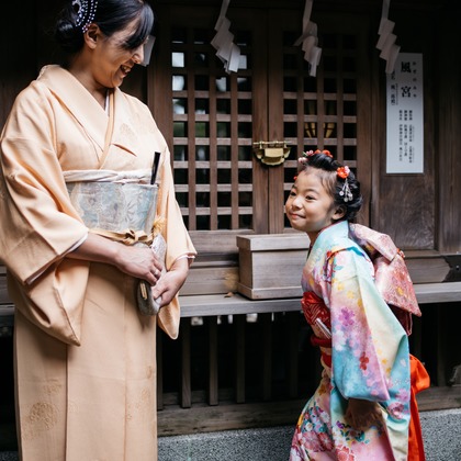 植村由理が出張撮影したストリートファッション, 753, 生物などが写った「七五三　＠神明社　横浜」の家族写真