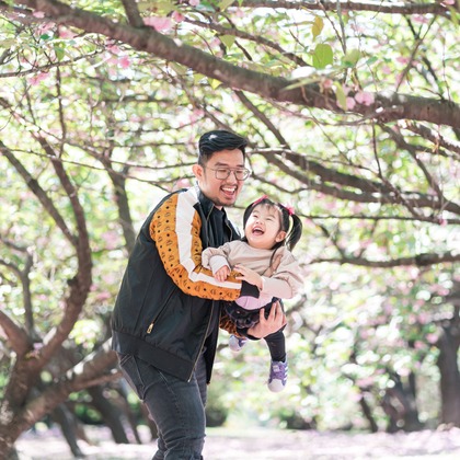 櫻井一平が出張撮影した自然の中の人々, 日本の建築, 中国建築などが写った「ファミリーフォト」の家族写真