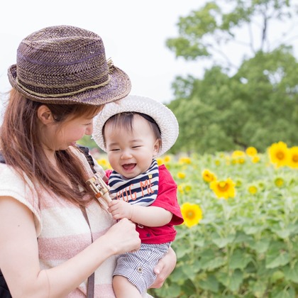 Smile works／益田ともかが出張撮影した赤ちゃんのおもちゃで遊ぶ, 子供たちと遊ぶ, イヌ科などが写った「ロケーションフォト」の家族写真