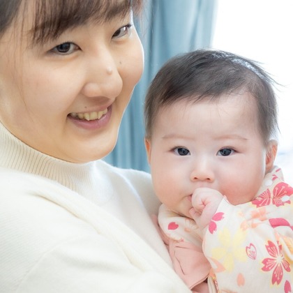 大森光太郎・K-PHOTOが出張撮影した赤ちゃん・幼児服, 分かち合う, フラッシュ撮影などが写った「家族写真撮影」の家族写真