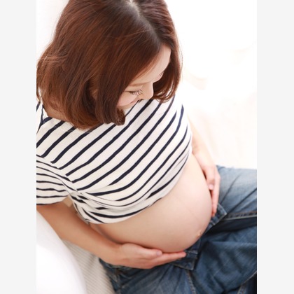 この写真は、出張撮影(家族写真(キッズ,ベビーフォト))のアルバム「マタニティ」にある写真の1枚で、家族写真(キッズ,ベビーフォト)などが写っています。<br>「マタニティ」では他にも:albumPhotoCount枚の家族写真を見ることができます。撮影者はエムズフォトグラフです。カメラマンのプロフィールページで、家族写真(キッズ,ベビーフォト)撮影の口コミやおすすめコメントを見ることができます。